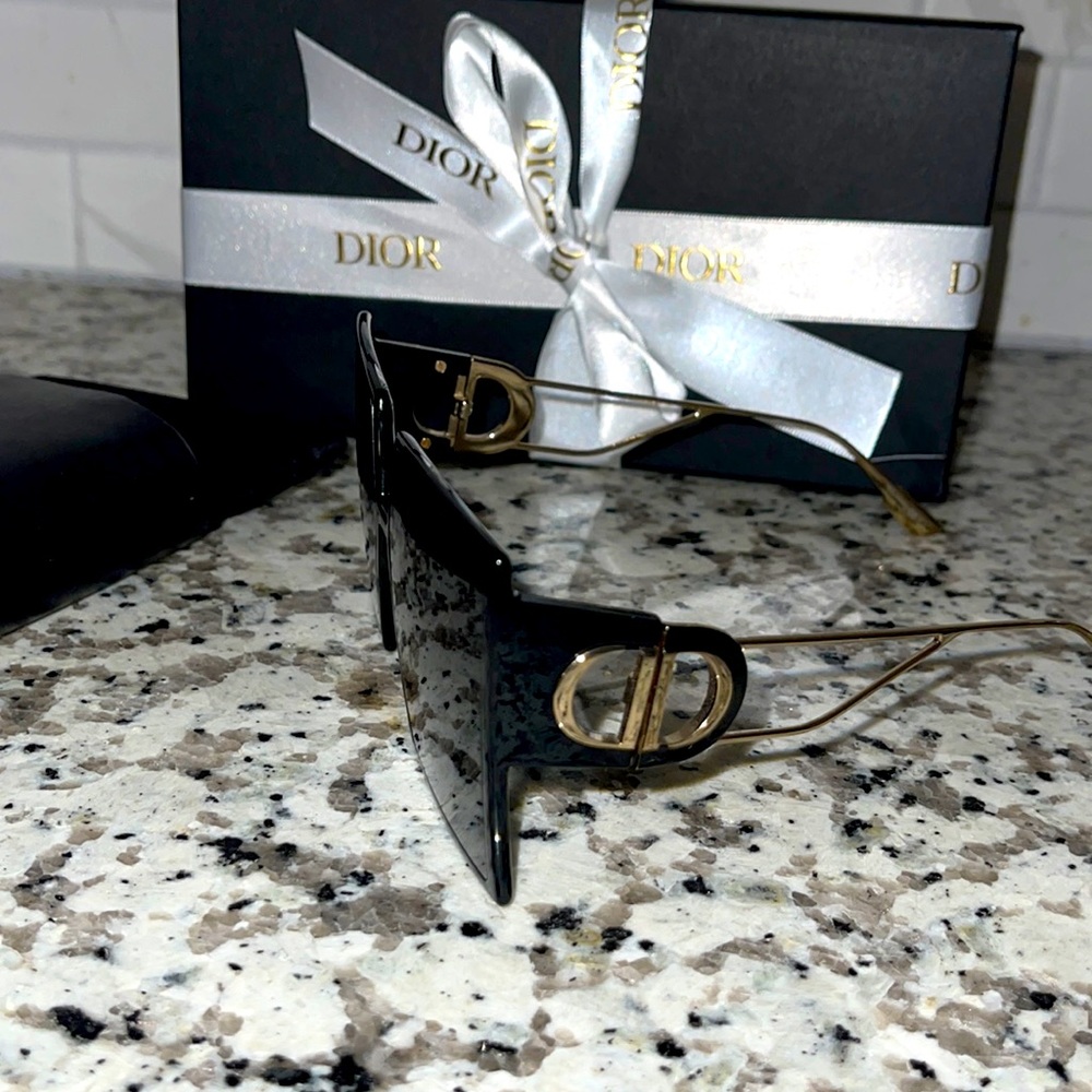30MONTAIGNE DIOR
Black Square Sunglasses